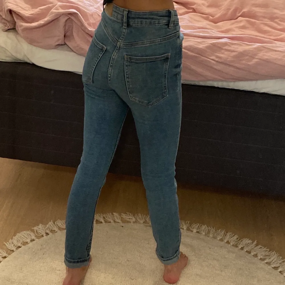 Fina MOLLY jeans i storlek xs.. Jeans & Byxor.