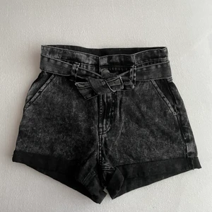 Jeans shorts - Jeans shorts som inte är använda mer än 1 gång 