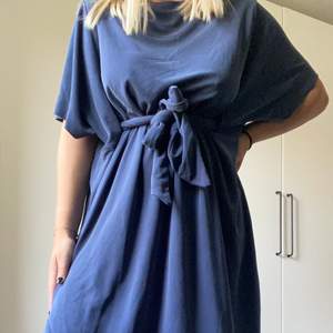 En skön blå klänning med band för att få in midjan🌷 har använt ca 2ggr så den är i nyskick