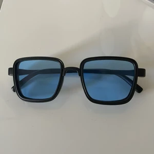 Solglasögon med blått glas - Säljer dem pga de ej kommer till användning. Bra skick, knappt använda💙