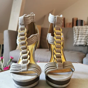 Catwalk högklackade skor i nyskick - Skor från Catwalk, 13 cm klack med 3 cm platå på framsidan i nyskick. Guldetaljer på framsidan och på klacken. Stängs med blixtlås på baksidan. Ordinarie pris 499 kr, säljs för 200 kr. Köparen betalar frakt. 