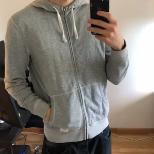 Lee Hoodie Storlek M - Lee Hoodie Storlek M, väldigt snygg och simpel hoodie från lee i färgen grå som passar till allt! :)