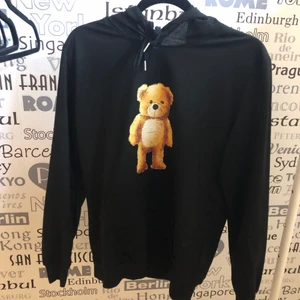 Hoodie - Skitfin hoodie i lite tunnare material! Älskar den men säljer pga fel storlek! Står M men skulle säga XS-S! Frakt tillkommer! (Fraktalternativet nedan stämmer inte)