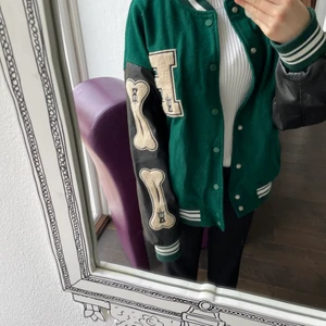 Baseball jacket - En jätte fin grön Baseball jacket från AELFRIC EDEN. Använd ett fåtal gånger och är i ett fint skick. Den är i storlek S och är väldigt bekväm.
