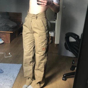 Fjällräven byxor - Fjällräven grönlandsjeans med foder. Inte exakt som dom på Sista bilden men byxorna är ganska gammal så hittade inte på Google. Vi har haft dom hemma länge så vet inte vart dom är köpt  kostar runt 4-5 tusen orginalpris. Priset kan diskuteras, 430kr nu!! 