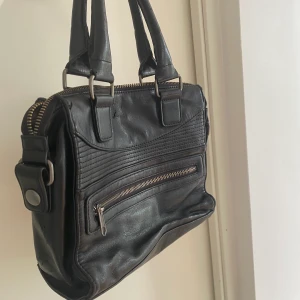 Svart väska - Cool svart väska köpt för några års sedan. 