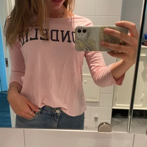 Bondelid logoshirt strl S/M - Ljusrosa tröja från bondelid i strl S/M, lite osäker men den passar båda storlekarna iallafall då den är ganska luftig och tunn i materialet! Inköpt för ca 400 kr.