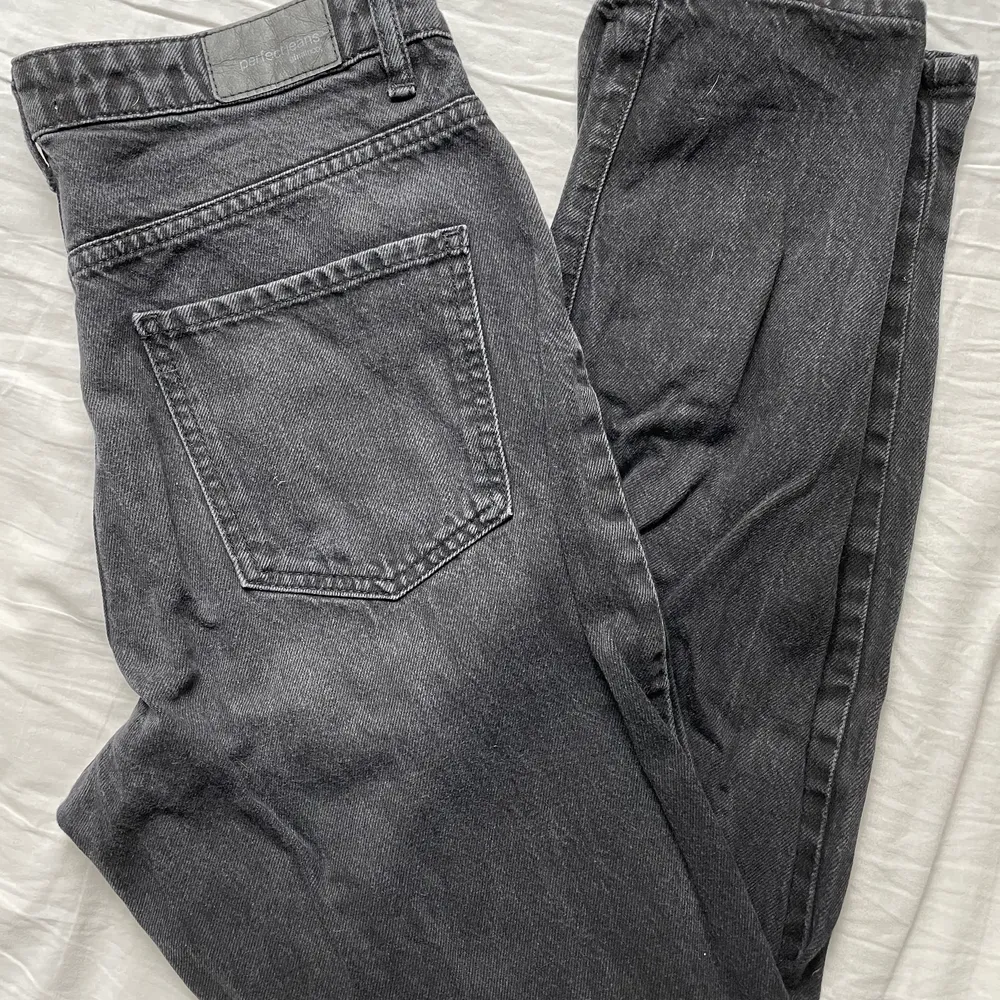 Svarta mom jeans från Gina tricot i storlek 38. Bra skick säljer då dem blivit för små. . Jeans & Byxor.