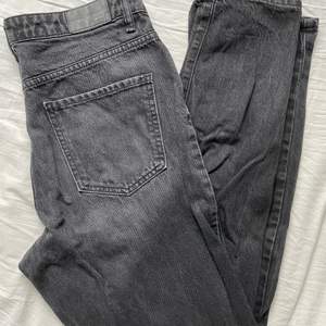 Svarta mom jeans från Gina tricot i storlek 38. Bra skick säljer då dem blivit för små. 