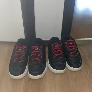 Svart och röd Levis barn skor i både storleken 31,33 säljer båda för 80kr