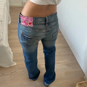 Lågmidjade jeans Replay - Lågmidjade jeans från Replay. Älskar dessa men har för många jeans :’ Jag är 164 cm och brukar ex. ha 26/32 i Weekdayjeans. Midjemått och innerbenslängd båda ca 88cm