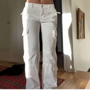 Cargobyxor - Säljer dom här fina cargobyxorna från Zara. Dom är i nyskick ändats testade säljer dom pga fel storlek😣😣  Köpare står för frakten💕💕