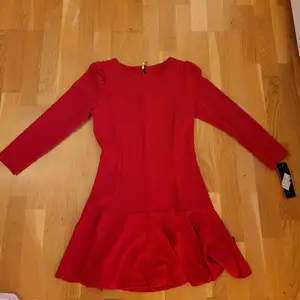 Ny röd klänning, prislappen är kvar. Den är köpt i Bulgarien så det står ingen storlek, men uppskattar det som XS/S. Kan fraktas men köparen står för frakten 💕
