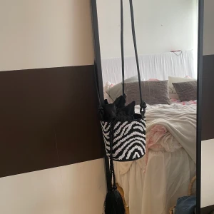 Sommarväska🌸 & other stories - Väska från & other stories!! Super söt väska med pärlor i zebramönster, använd 1 gång❤️