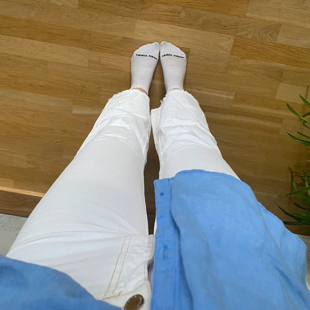 Vita  jeans perfekta t sommaren!✨💕 från Mango, storlek 38 men små i storleken så passar en 36 oxå!💕. Jeans & Byxor.