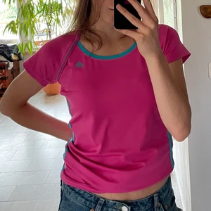 Adidas vintage sport-tshirt  - Jättefin sporttröja från adidas från 90-talet. T-shirten är en ”babytee”. Lägg eget bud vid intresse.