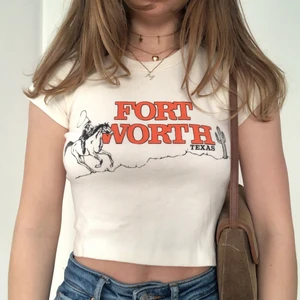 Brandy Melville Cowboy Topp - Topp/T-short från brandy Melville med cowboy 🤠 tryck Använd enstaka gånger så i princip nyskick! 🧡 Ingen storlek står men uppskattas till XS-S 