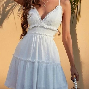 Studentklänning - Intressekoll på denna jättefina studentklänning som är helt oanvänd då jag köpte en ny! 