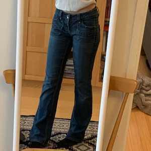 Lågmidjade jeans från only - Jättesnygga Lågmidjade mörkblå jeans ifrån only. De är köpta på plick men aldig andvända, så i jättebra skick! Skriv för fler bilder eller frågor✨