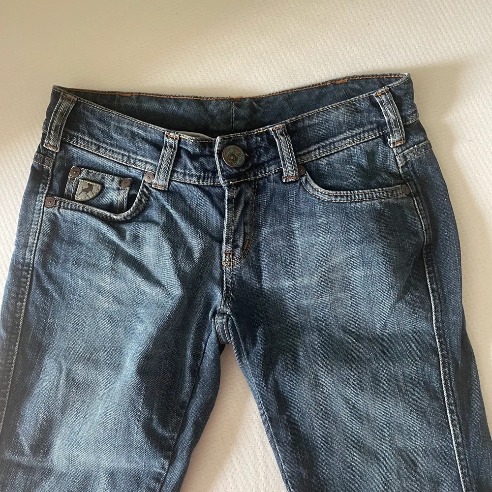 Jättesnygga lågmidjade jeans. Bra skick men säljer då de är för korta, passar någon runt 160 typ. . Jeans & Byxor.