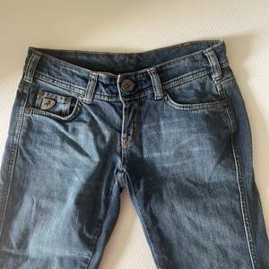Jättesnygga lågmidjade jeans. Bra skick men säljer då de är för korta, passar någon runt 160 typ. 