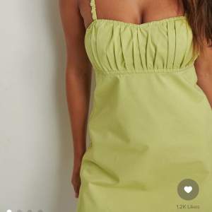 Säljer denna klänning ifrån mango. Aldrig använd, perfekt till sommaren. 200 kronor💚 