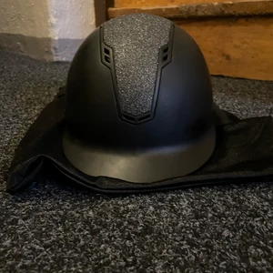 Ridhjälm Jackson  - Super fin ridhjälm från Jackson, i riktigt fint skick. Säljer dem då jag inte rider mer. Nypris ligger runt 1100kr. Skriv till mig för att veta frakten då den inte stämmer nedan.