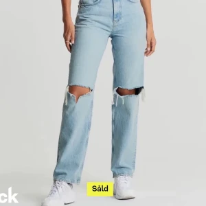 Blåa jeans  - Snygga ljus blåa jeans med hål från ginatricot i strl 38, säljer då dem inte används :)