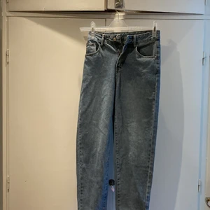 Från SHEIN storlek XS funkar till personer med S med. Jag är 162.3 cm lång väger runt 49-50 - plagget är ungefär 1 månad gammal har aldrig använt och har provat 1 gång + denna gången när jag tog bilden. Har tvättats men inte provats efter. Vill inte ha plagget eftersom de inte är min stil 