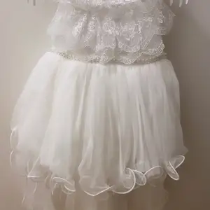 Vacker vit festklänning för barn , 12 månader, storlek 80. Den har endast används en gång . 