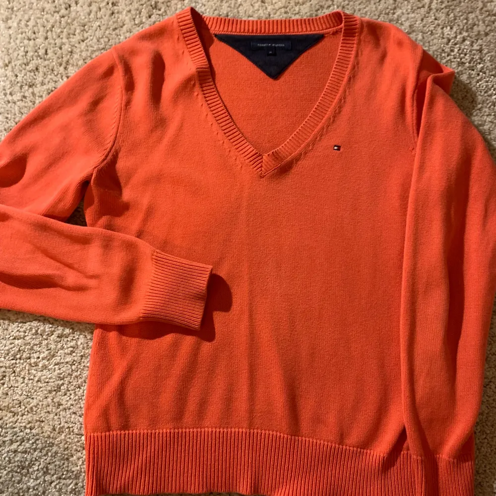 Tommy hilfiger tröja  Aprikos/orange färg Storlek M men passar mer S/xs. Tröjor & Koftor.