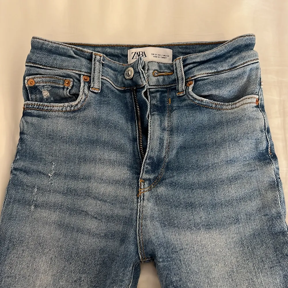 Blåa jeans från zara i storlek 34 men snygg detalj nere💕. Jeans & Byxor.