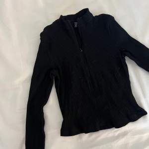 En svart zip tröja som passar till allt storlek xs från shein💕