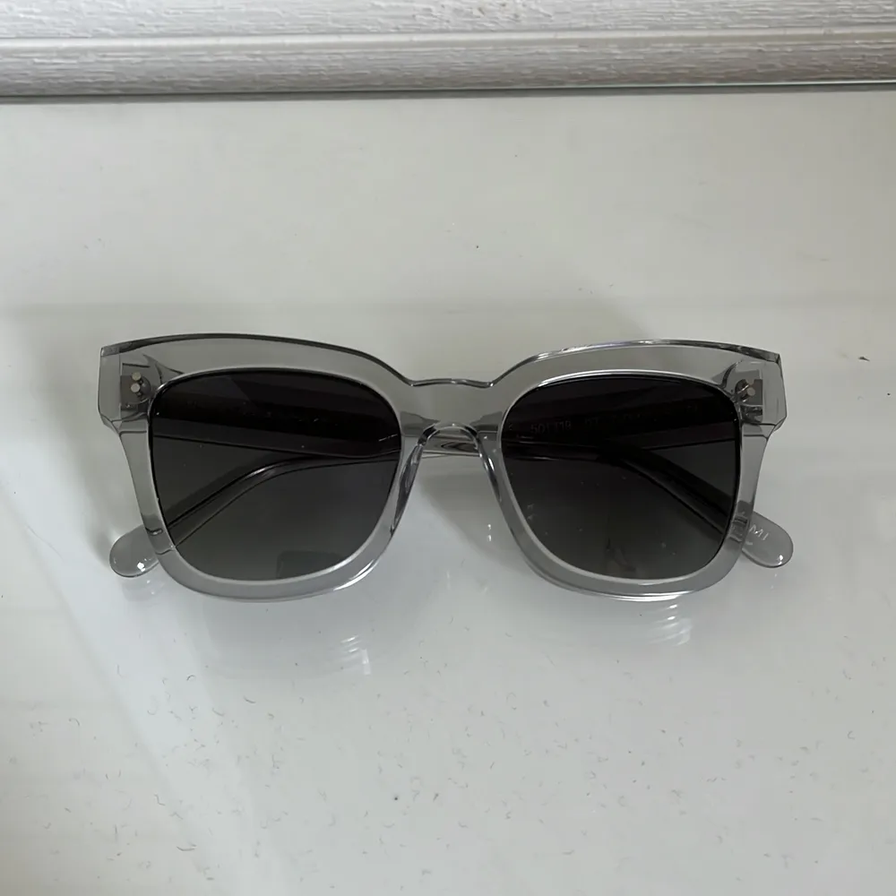 Säljer mina helt nya chimi solglasögon modell 07 i färgen grå. Köpte dom i början av april och har inte använt dom så inga repor eller andra skador finns. Säljer då jag inte är bekväm i modellen. Nypris 1200kr . Accessoarer.