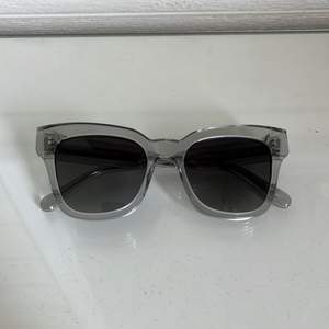 Säljer mina helt nya chimi solglasögon modell 07 i färgen grå. Köpte dom i början av april och har inte använt dom så inga repor eller andra skador finns. Säljer då jag inte är bekväm i modellen. Nypris 1200kr 