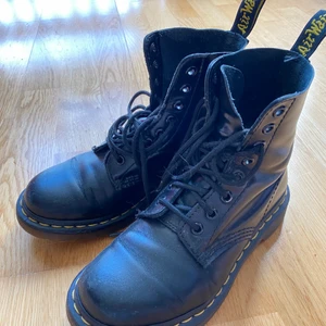 Dr Martens kängor - Säljer mina dr marten i brist på användning. Sparsamt använda och väldigt fint skick. Har ett litet hål på baksidan.