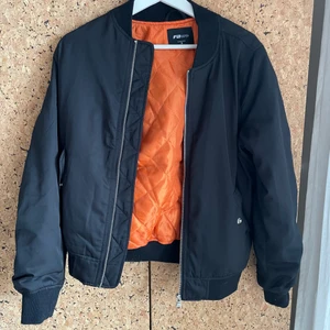 Bomberjacka med orange foder S - Använd men fint skick! Nypris 499:-  Storlek s men troligtvis bättre på en XS 😊