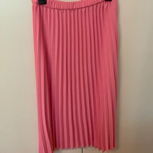 Långkjol  - Väldigt fin lång kjol med en superfin rosa färg perfekt till sommaren! Säljer för att den inte kommer till användning! Skric privat för fler bilder! 