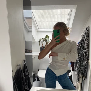 Enarmad skjorta  - Enarmad vit skjorta från Zara i storlek XS. Är en aning genomskinlig.