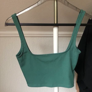 Topp  - Linne från Gina Tricot!! Sjukt fin och så bra i kvaliten! Använd 2/3 gånger och säljs pga den är för liten annars hade jag behållt den! Frakt tillkommer eller så kan jag mötas! #ginatricot #nyskick #sommar