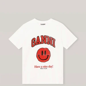 Ganni T-shirt - Röd ganni t-shirt, använt cirka 3 gånger och inga skador alls, som ny. Fick i julklapp 2021. Många intresserade så startar en budgivning!💕