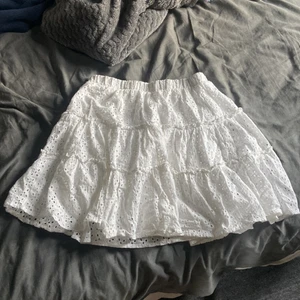 BERSHKA KJOL MED HÅLBRODERIER (S)  - Ordinariepris: 300kr. Inga tydliga fläckar eller defekter, true to size och skönt material. 