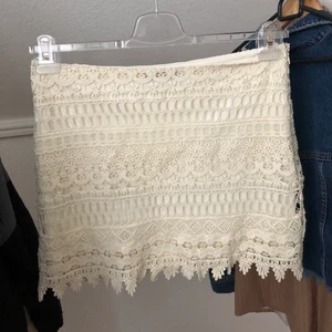 Kjol  - Vit kjol från #vila köpt för typ 6 år sedan och bara använd 1/2 gånger! Säljer då den bara ligger i garderoben! Frakt tillkommer på 62kr annars kan jag mötas upp i malmö/Lund/Arlöv! #student #studentklänning #studentkjol #sommar #sommarkjol