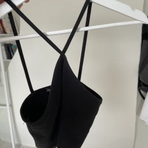 ZARA LINNE SVART  - Ett trendigt linne från zara i storlek M, men skulle säga att det passar från XS-M.  Den kostar 50 kr + 75% av frakten