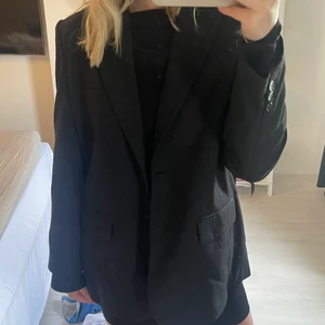 Oversize kavaj - Säljer min svarta kavaj från Bikbok i storlek L. Bra skick. Köparen står för frakten🖤