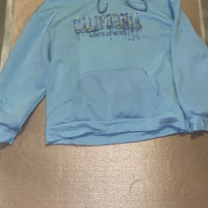 Hoodie - Säljer en hoodie helt ny har alldrig använt den. Den är lite oversize. ❤️Hoppas någon är intresserad❤️