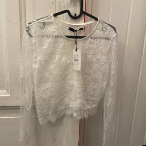 Blus - Genomskinlig blus från bikbok, prislapp kvar