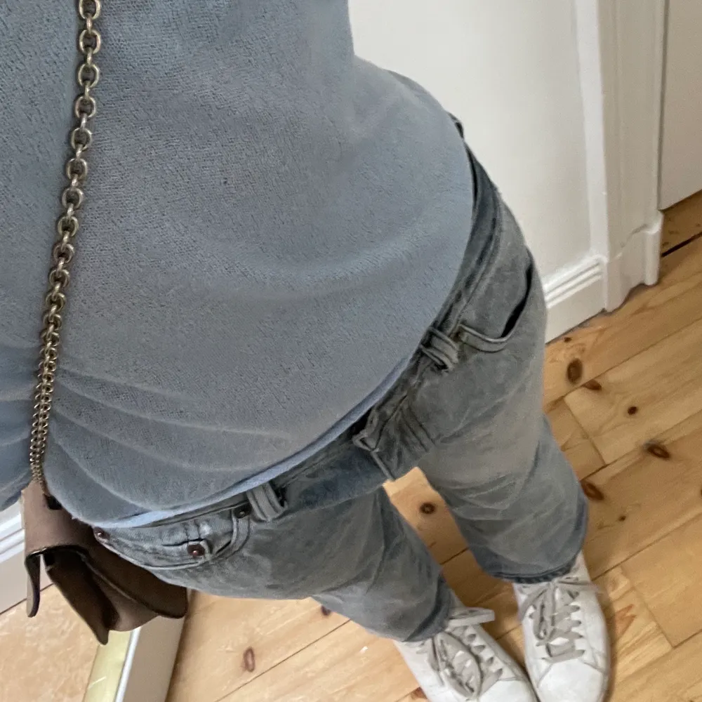 Säljer nu mina favorit low waisted jeans från diesel! Dem är bootcat och passar perfekt in till Sthlm stilen. Passar mig perfekt som är ganska kort! hör av er för fler bilder❤️ köp direkt för 1500kr😍. Jeans & Byxor.