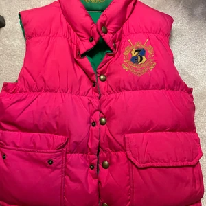 Ralph lauren  - Rosa väst/ Ralph lauren  Bra skick!  Passar för ålder 8/10 år  Den är vändbar kan vändas till grön färg  Nypris ca 1 600 kr 