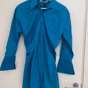 Zara klänning  - Blå somrig klänning från Zara i storlek S. Aldrig använd.